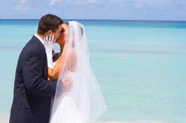 Bride-and-Groom-kissing-on-the-beach-in-Grand-Cayman